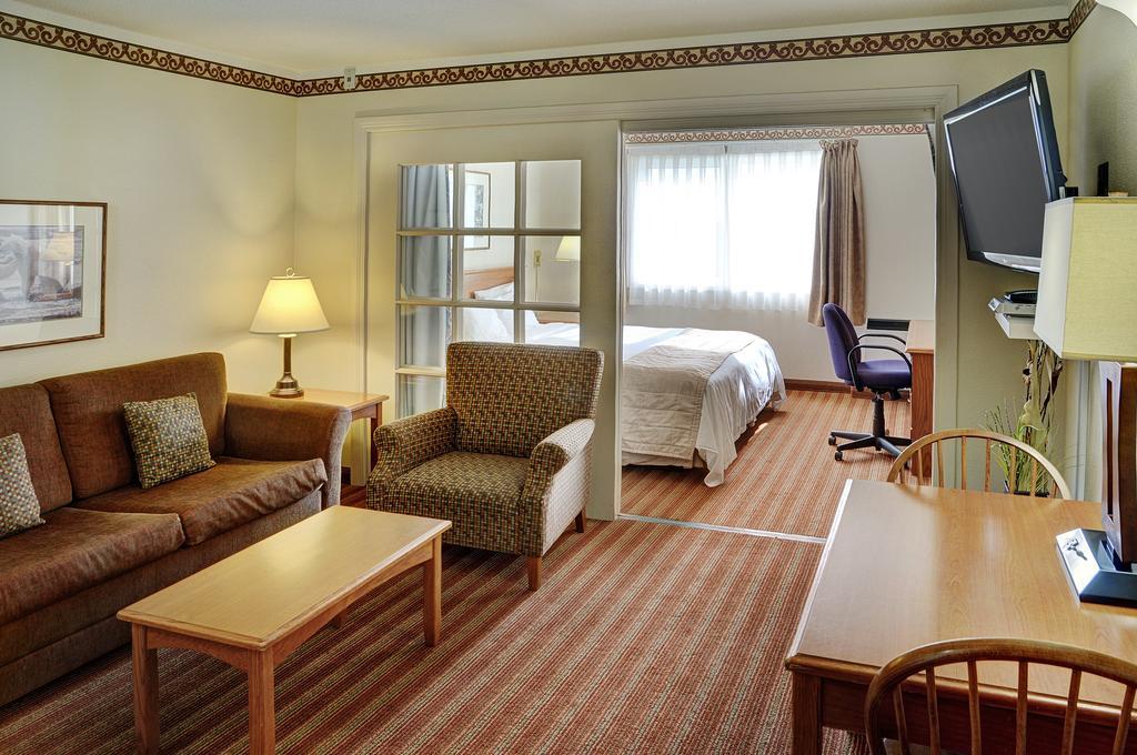Lakeview Inns & Suites - ברנדון מראה חיצוני תמונה
